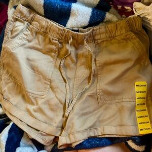 NWOT GAP Tan Cargo Shorts Relaxed Fit
